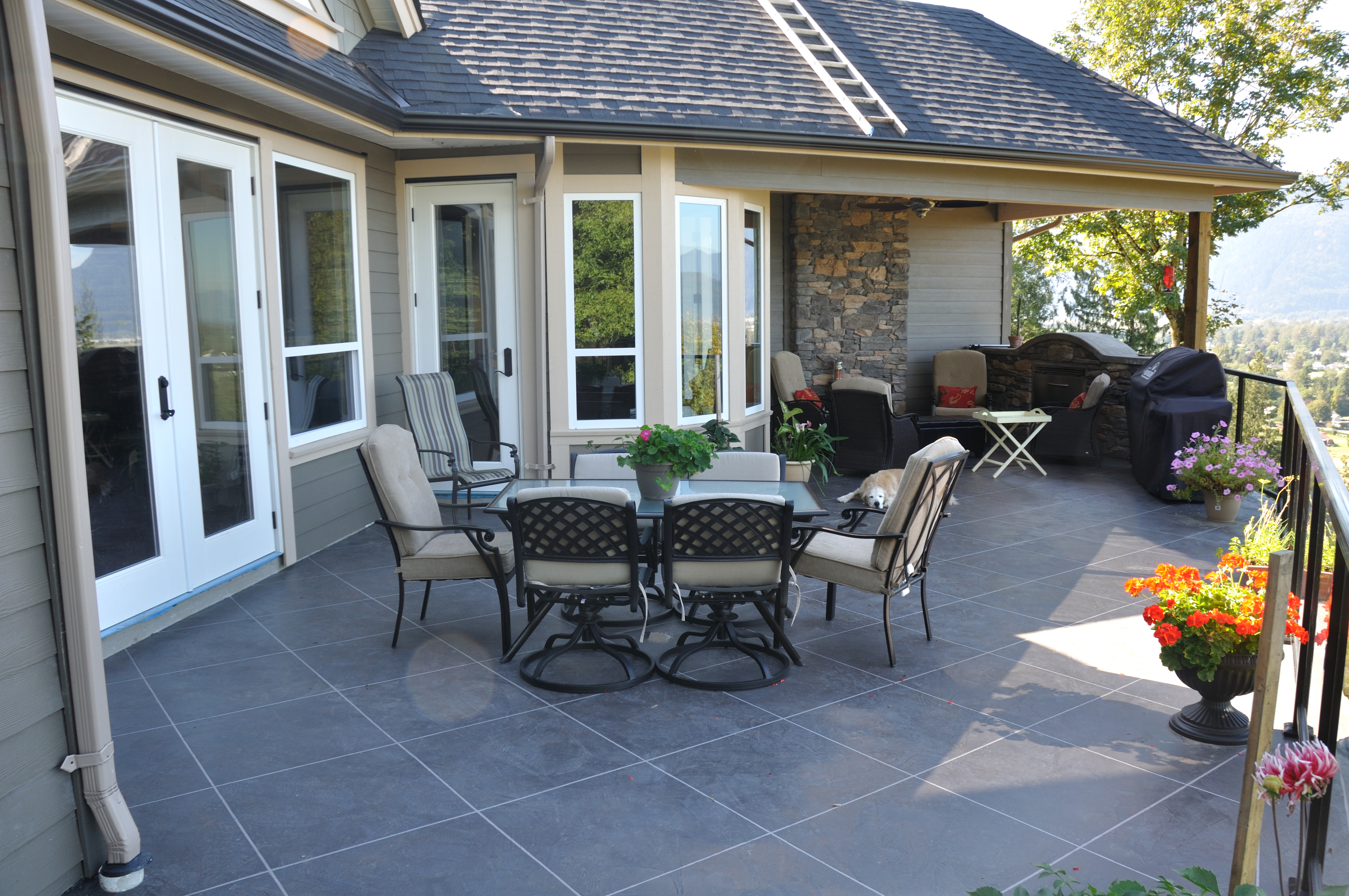 Residential outdoor patio with StoneCraft surfacing